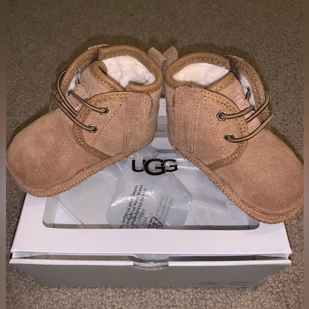 Brand new baby Ugg beanie and boots gift set size S 2/3 (6-12m). Wheat colored.